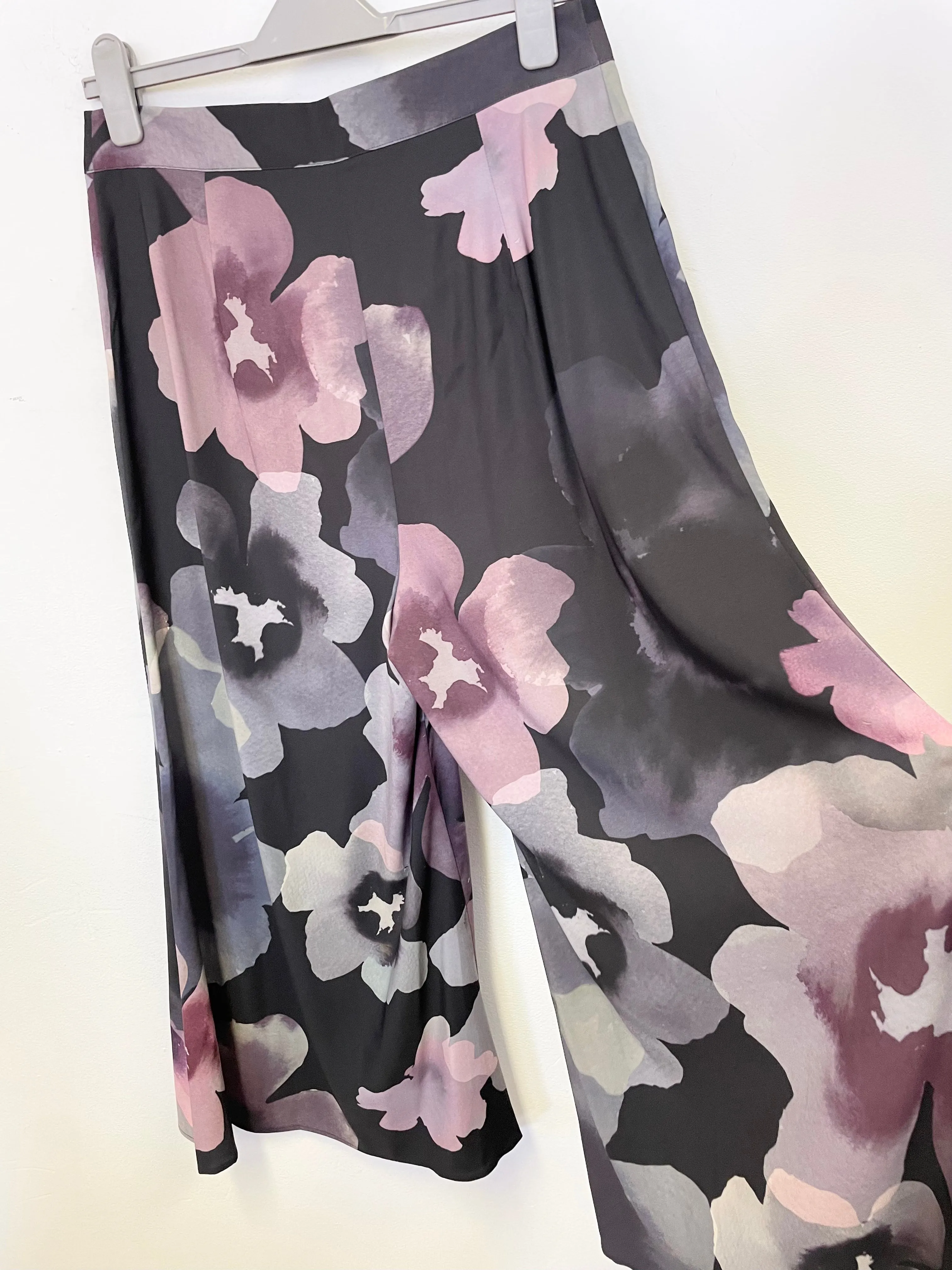 BRAND NEW JOHN ROCHA CAMILE BLACK FLORAL PRINT CULOTTES  SIZE 12