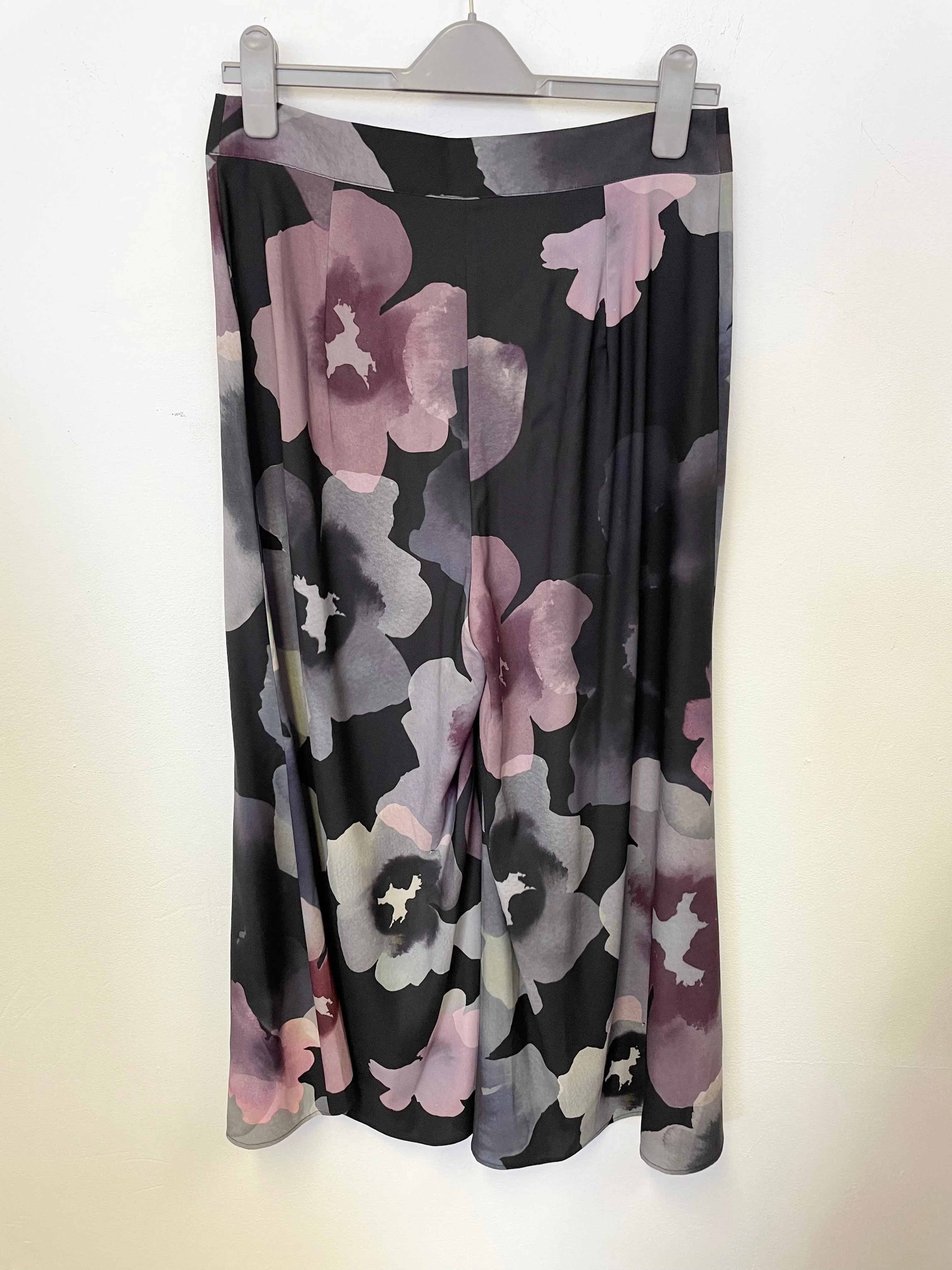 BRAND NEW JOHN ROCHA CAMILE BLACK FLORAL PRINT CULOTTES  SIZE 12