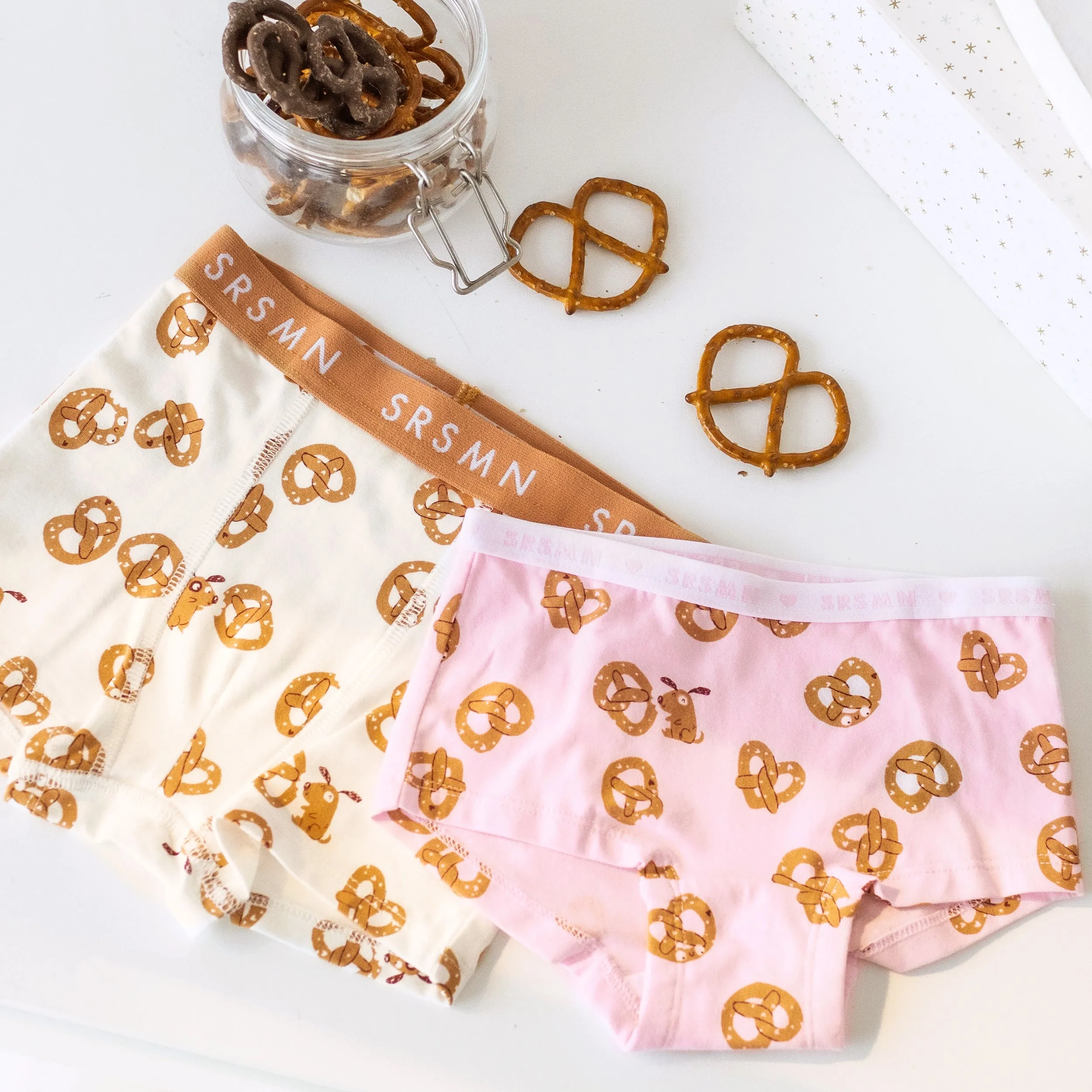 Culotte garçonne  rose à motifs Saint-Valentin, enfant||Pink Valentine's Day boycut panties with all over print, child